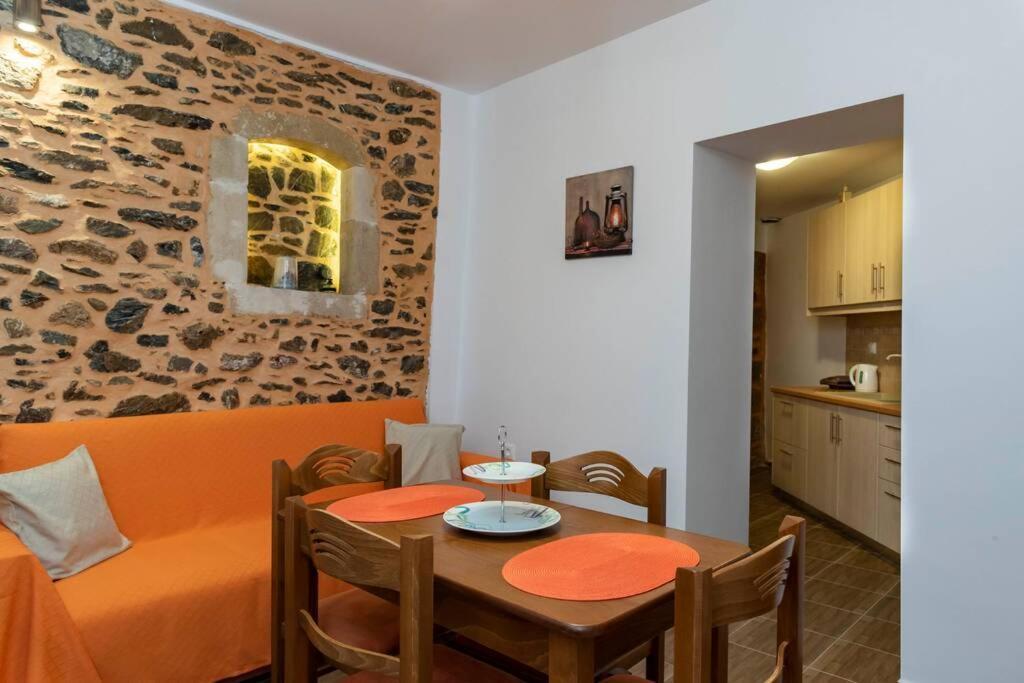 Paraspori Traditional Home With View Extérieur photo