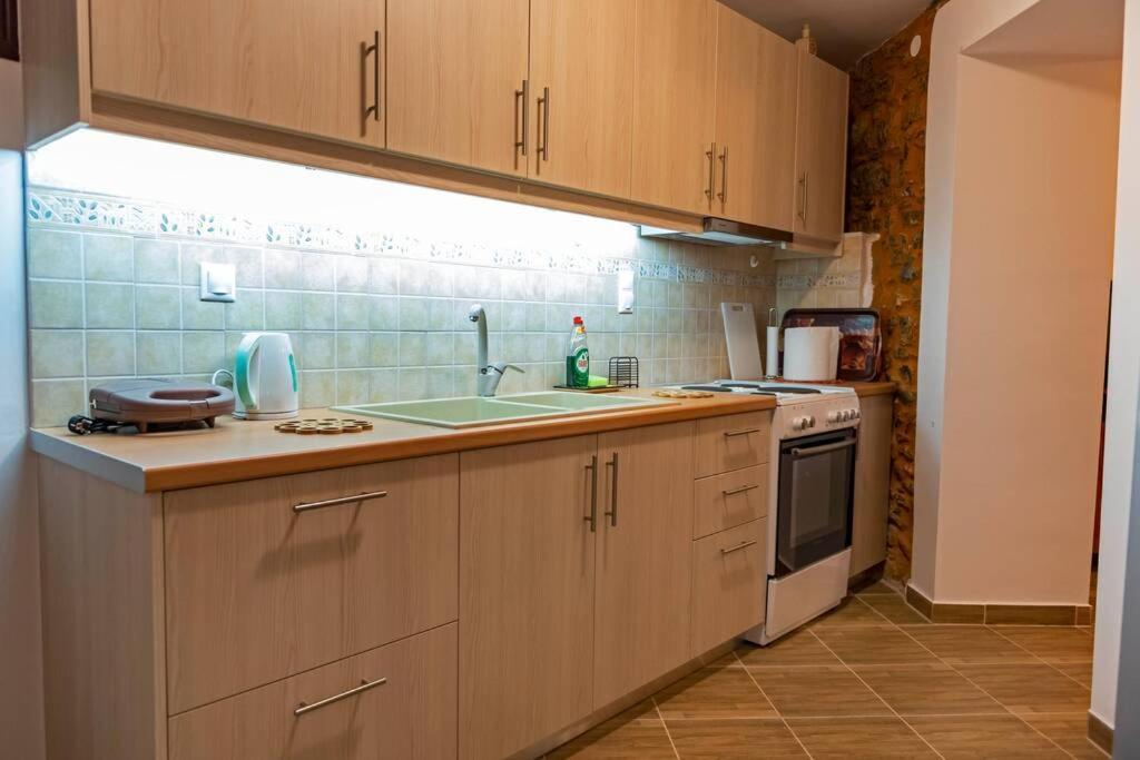 Paraspori Traditional Home With View Extérieur photo
