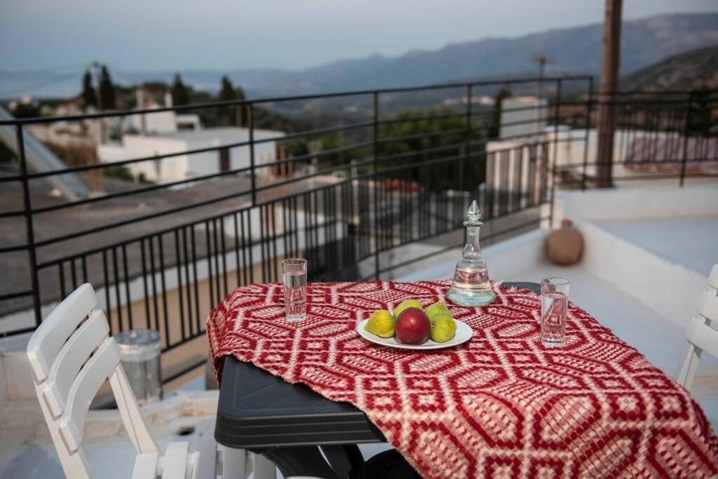 Paraspori Traditional Home With View Extérieur photo