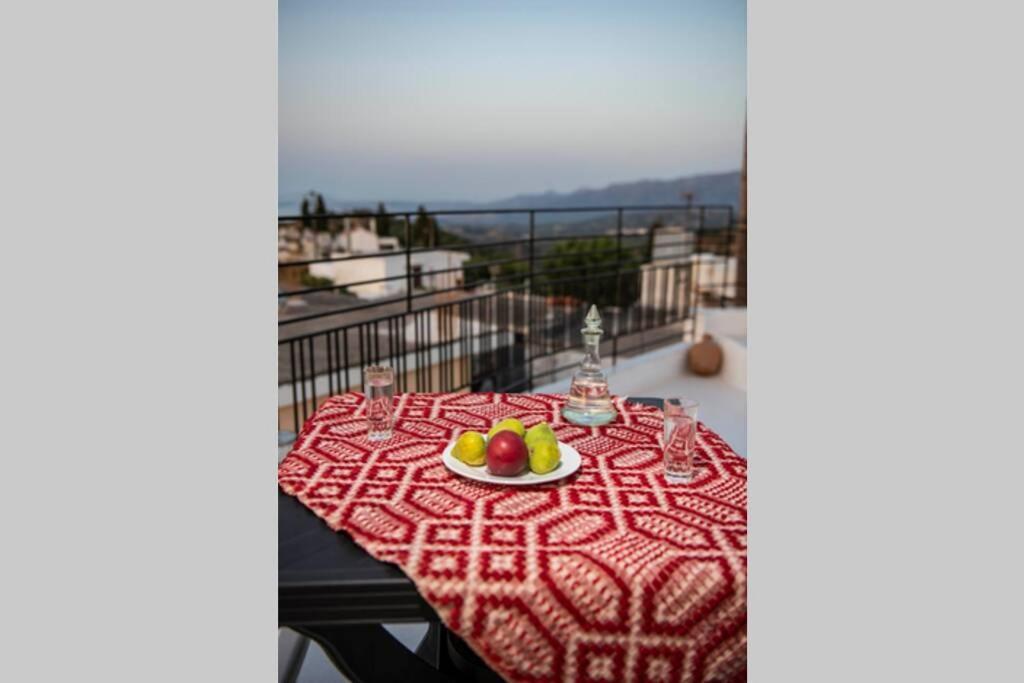 Paraspori Traditional Home With View Extérieur photo
